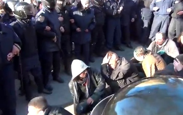  Ползти на коленях!  Участникам провластного митинга в Харькове устроили  коридор позора 