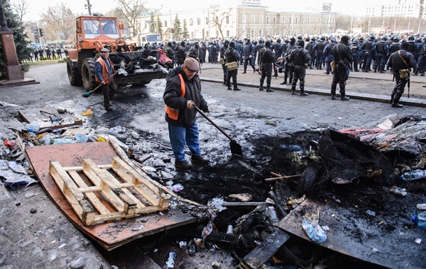 В Донецке, Луганске и Харькове люди захватили здания ОГА и СБУ
