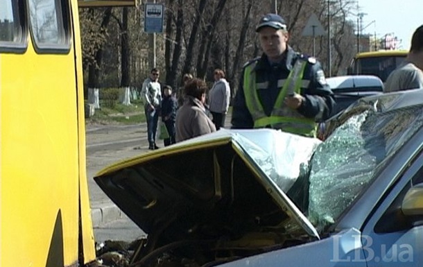 ДТП в Киеве: водитель иномарки бросил раненого пассажира 