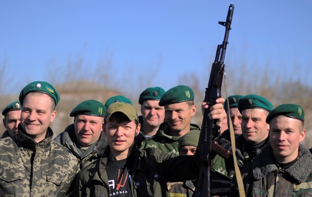 Сменил вилы на автомат. Ляшко проведал военных под Черниговом и посетил Луганск