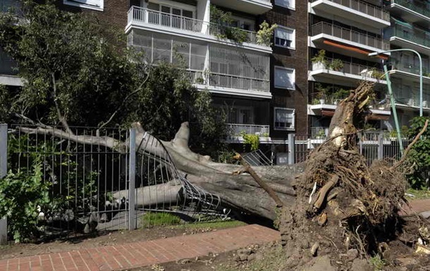 В Аргентине из-за сильнейшего шторма эвакуируют три тысячи человек