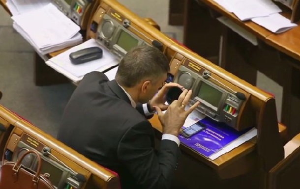 Журналісти зняли, як Мірошниченко їсть борщ з термоса у залі Ради 