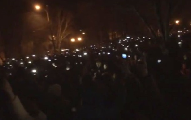 У Луганську мітингувальники запалили ліхтарики під гімн Росії