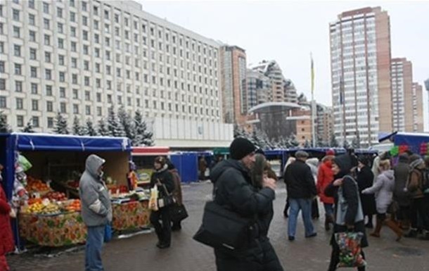 Стихійний ринок на площі Лесі Українки перед ЦВК демонтують