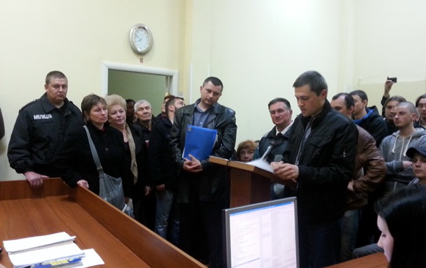 Троих подозреваемых в массовых беспорядках в Харькове суд отпустил под домашний арест