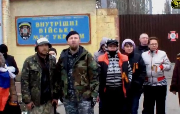 Чтобы не порубили в капусту наших ребят!  В Донецке заблокировали выезд из воинской части