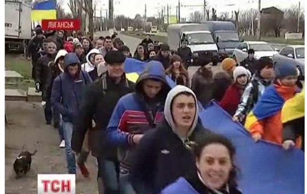В Луганске активисты провели шествие за единую Украину 