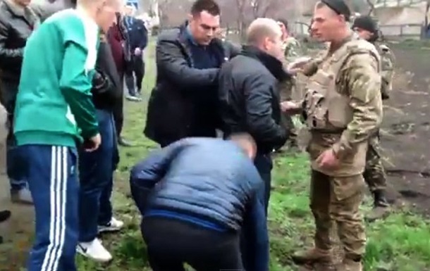 Видео конфликта в Красноармейске: гражданские пытались препятствовать продвижению Нацгвардии