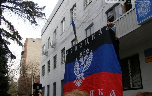 У Новоазовську і Красноармійську підняли прапори Донецької республіки