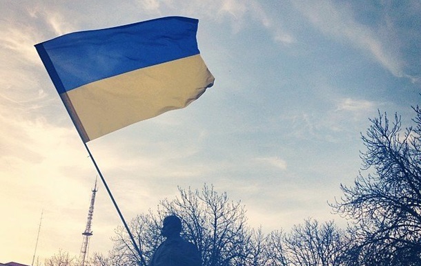 У Луганську пам ятник Леніну прикрасили прапором України