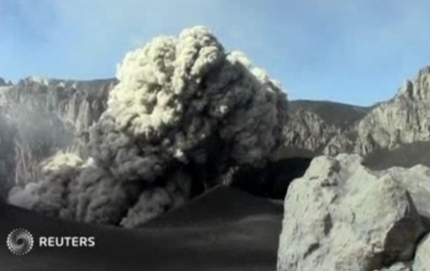 Перуанский вулкан Убинас засыпал пеплом 10 деревень