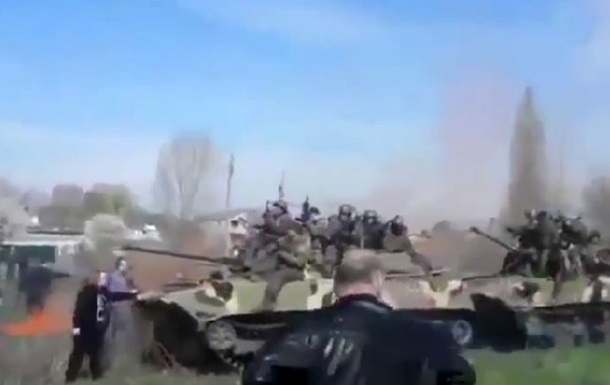Жінка в Краматорську зупинила колону танків