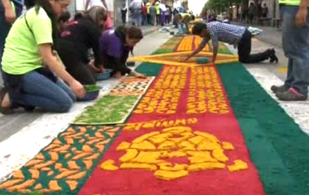 Рекорд: гватемальцы по случаю пасхальной недели создали ковер из живых цветов длиной два километра 