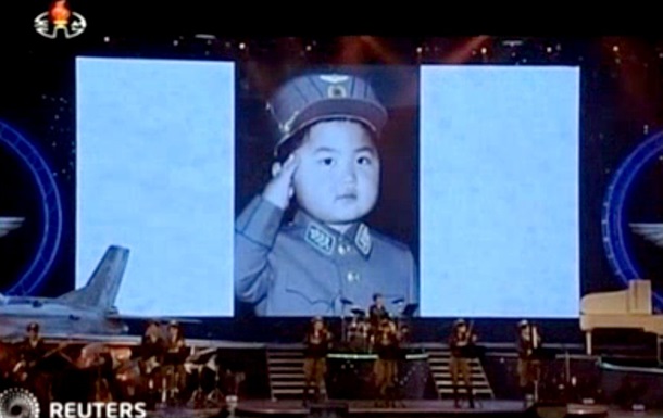 У Північній Кореї вперше показали дитячі фотографії Кім Чен Уна