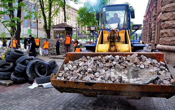 У центрі Києва повністю прибирають барикади