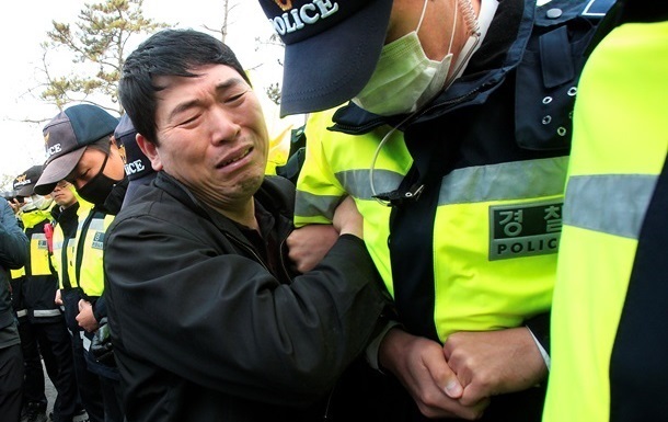 Число жертв крушения парома в Южной Корее достигло 159 человек 