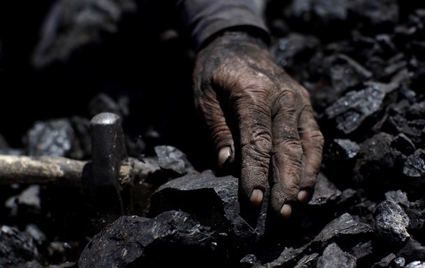 Кабмин выделил 1,3 млн гривен помощи семьям погибших горняков на шахте Северная