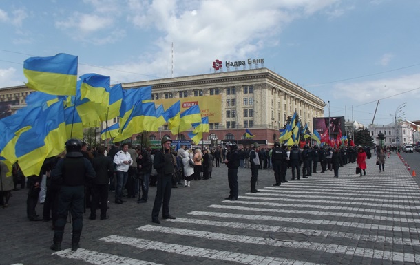 Біля Харківської облради пікетують прихильники федералізації і єдиної України