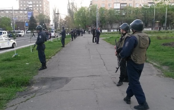 Представители Правого сектора ворвались утром в здание горсовета Мариуполя и избили протестующих – российские СМИ