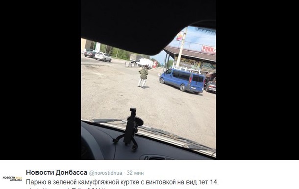 На блокпостах в Славянске появились люди с оружием, над городом кружат вертолеты