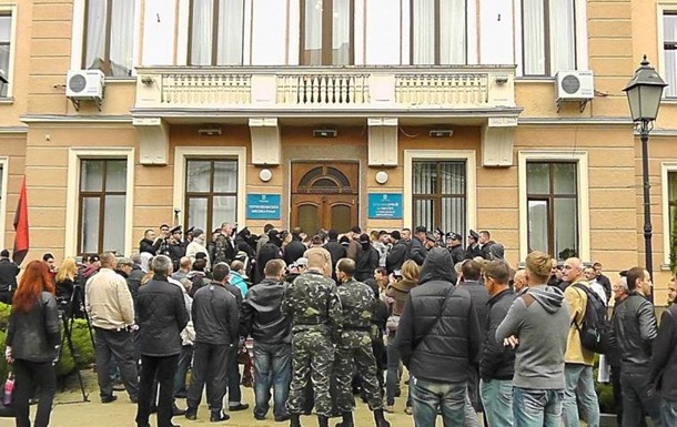 В Тернопольском горсовете разбили окна и пытались штурмовать здание 