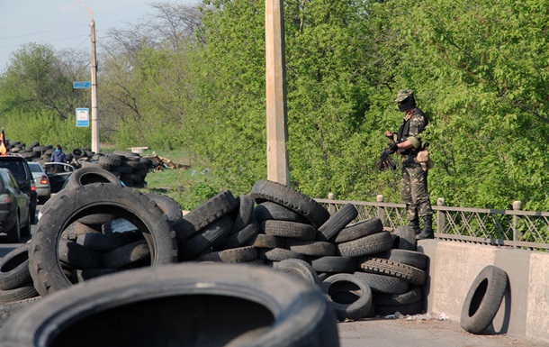 Озброєні протестувальники зміцнюють блокпости на в їздах до Слов янська