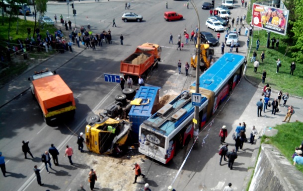 ДТП с троллейбусом в Киеве: пострадали 11 детей