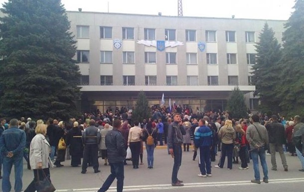 У Луганську захопили облпрокуратуру, люди попрямували до облуправління МВС