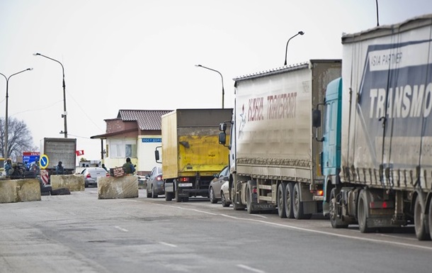 На кордоні з Кримом водії стоять у черзі по 5-10 годин - Держприкордонслужба 