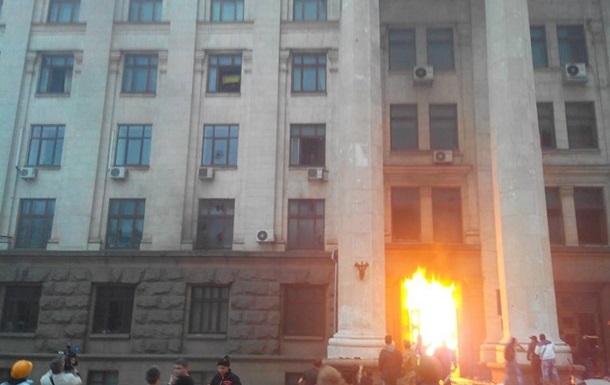 Пожар в Доме профсоюзов Одессы могли вызвать брошенные сверху коктейли Молотова - милиция