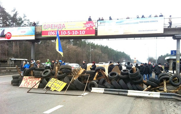Київ готується до провокацій: зводять блокпости 