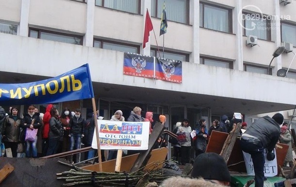 Возле здания горсовета в Мариуполе разбирают баррикады 
