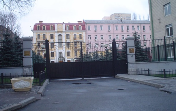 Біля посольства Ватикану в Києві шукали вибухівку, а знайшли книги