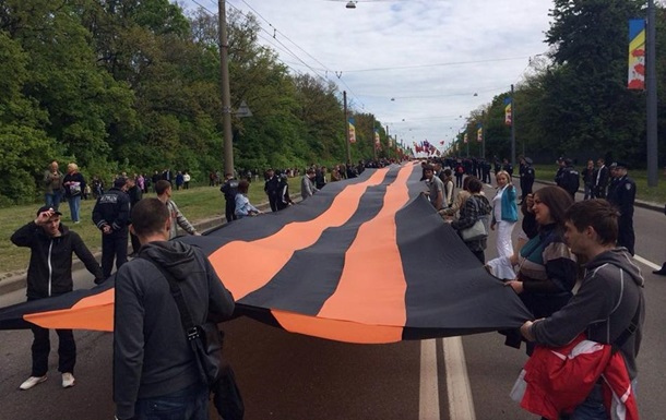 В Харькове началось шествие в честь Дня Победы. Фото и стрим