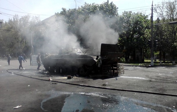 В центре Мариуполя слышны выстрелы и взрывы, горит БМП