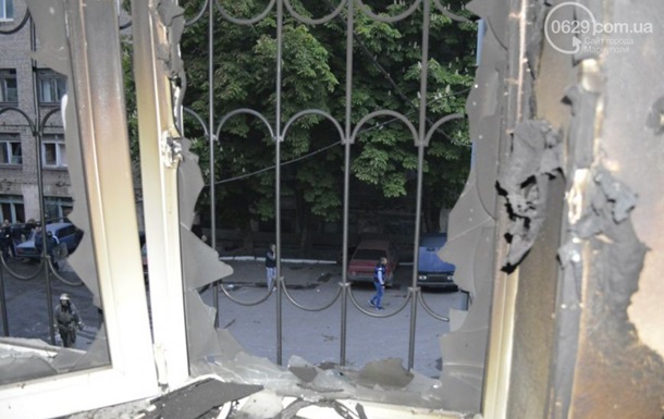 Траур в Мариуполе: к сгоревшему зданию горуправления милиции несут цветы