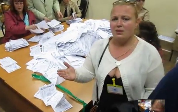  Великая плакальщица  выгоняет журналистов с референдума в  Луганске