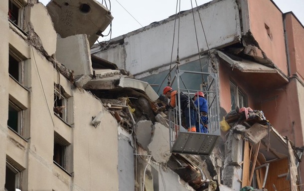 В Николаеве спасатели пытаются извлечь из-под обломков дома женщину