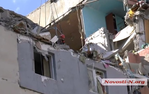 Миколаївські рятувальники продовжують витягувати тіла з-під завалів будинку