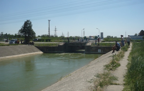 Російські військові почали поставку води до Криму