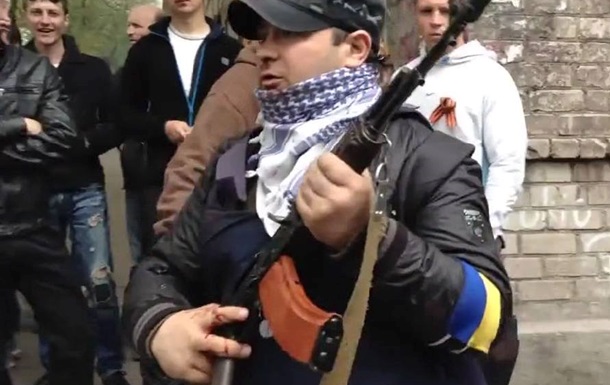 Дзиндзя с автоматом: Появилось  военное  видео активиста в Мариуполе