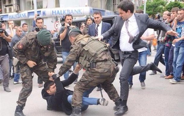 Советник премьера Турции избил демонстранта