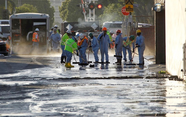 Улицы Лос-Анджелеса очищают от нефти
