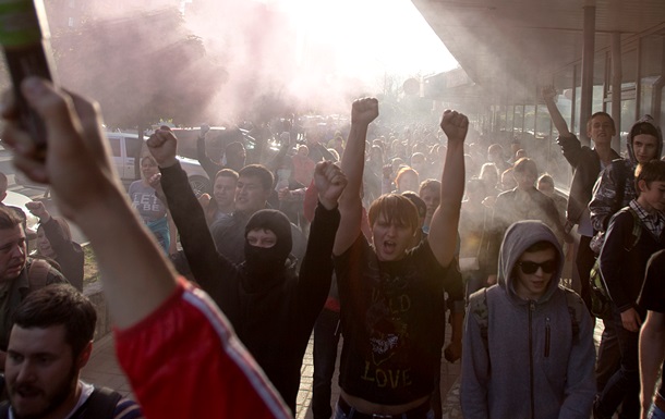 Националисты и фаны устроили беспорядки в Подмосковье