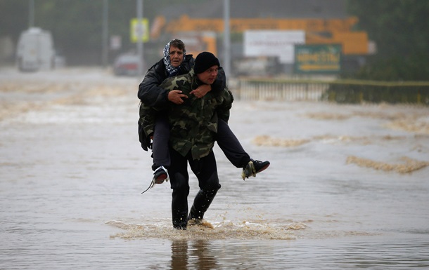 Головні фото 16 травня: затоплені Балкани і снайпери під Слов янськом
