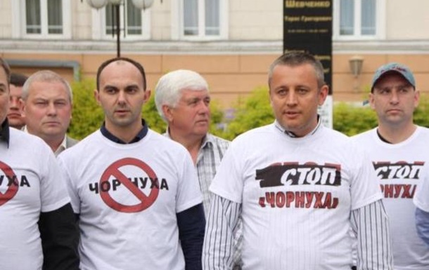 Вінницькі депутати одягли футболки  Стоп - чорнуха  і вийшли на Євромайдан