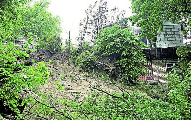 У Києві через тривалі зливи з явилися зсуви
