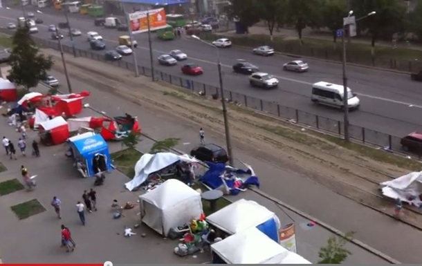 В Харькове ветер разбросал торговые палатки
