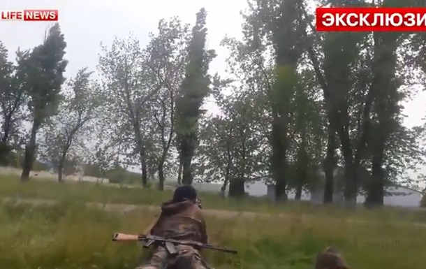 У Мережі з явилося відео LifeNews, як людина з камерою керує боєм поблизу Слов янська
