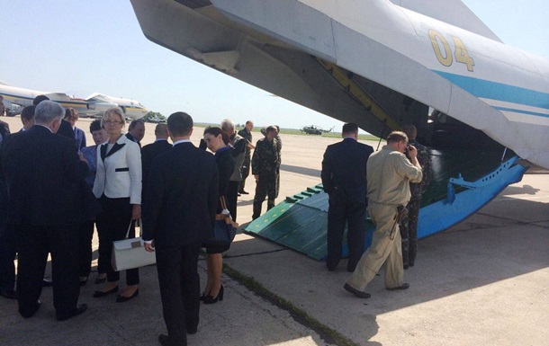 Заседание Кабмина как спецоперация. Чиновники прилетели в Николаев на военном самолете 